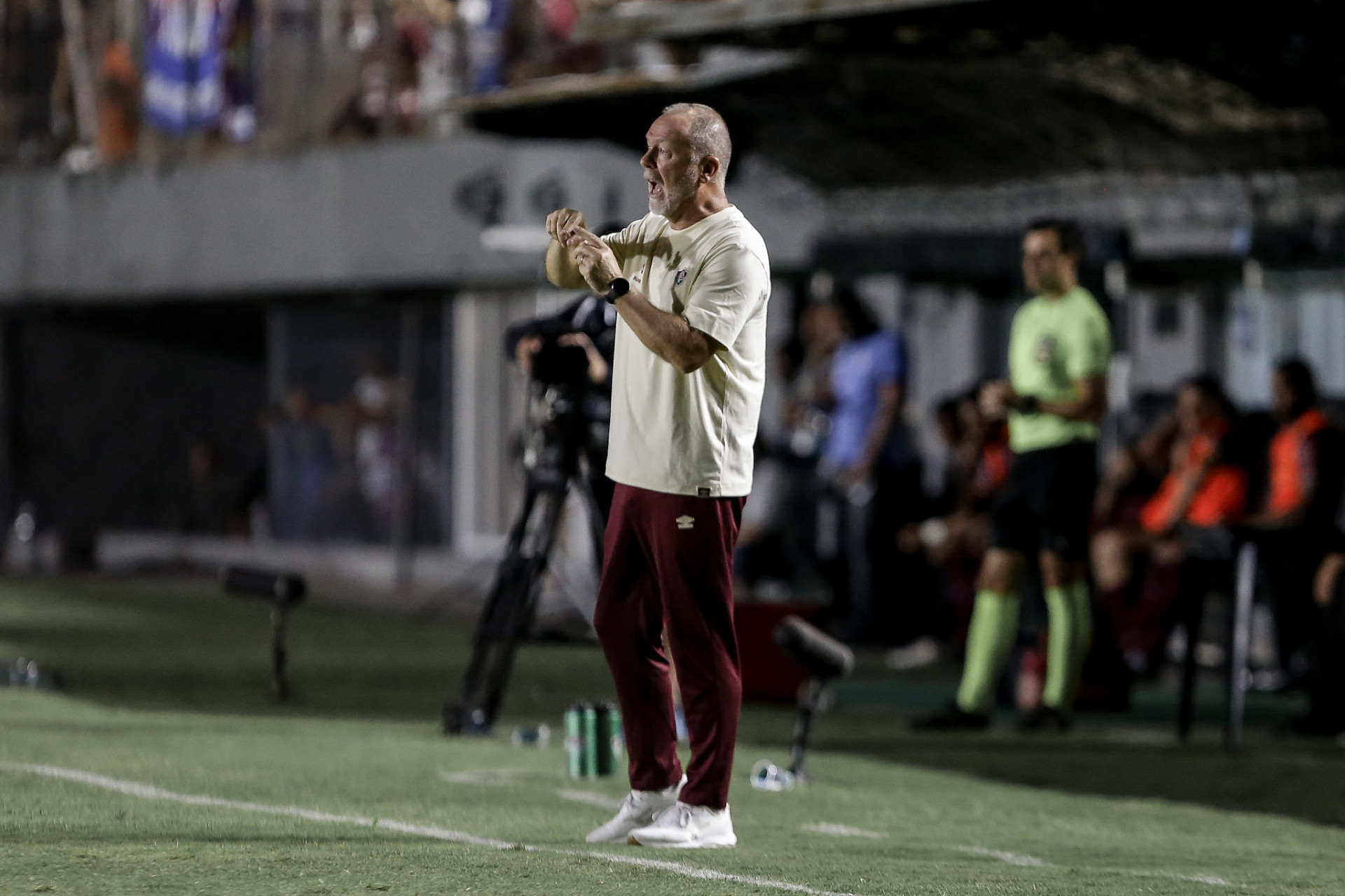 Mano Menezes orienta o Fluminense no jogo contra o Caxias - Lucas Merçon/Fluminense FC