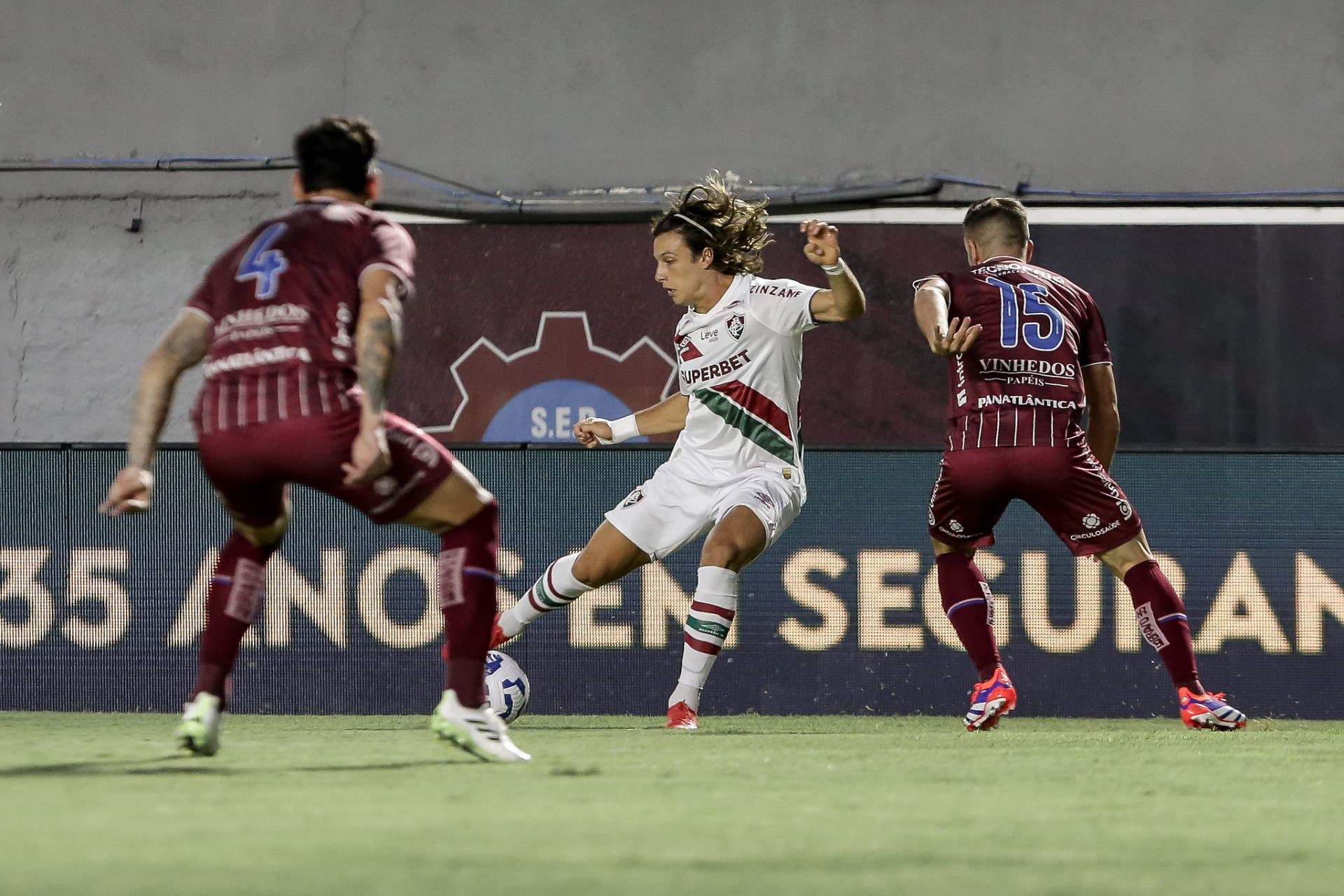 Marcação em cima de Canobbio no jogo entre Caxias e Fluminense - Lucas Merçon/Fluminense FC