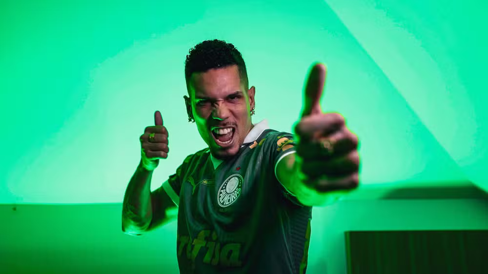 O atacante Paulinho, do Palmeiras, foi flagrado beijando uma loura e uma morena na Sapucaí