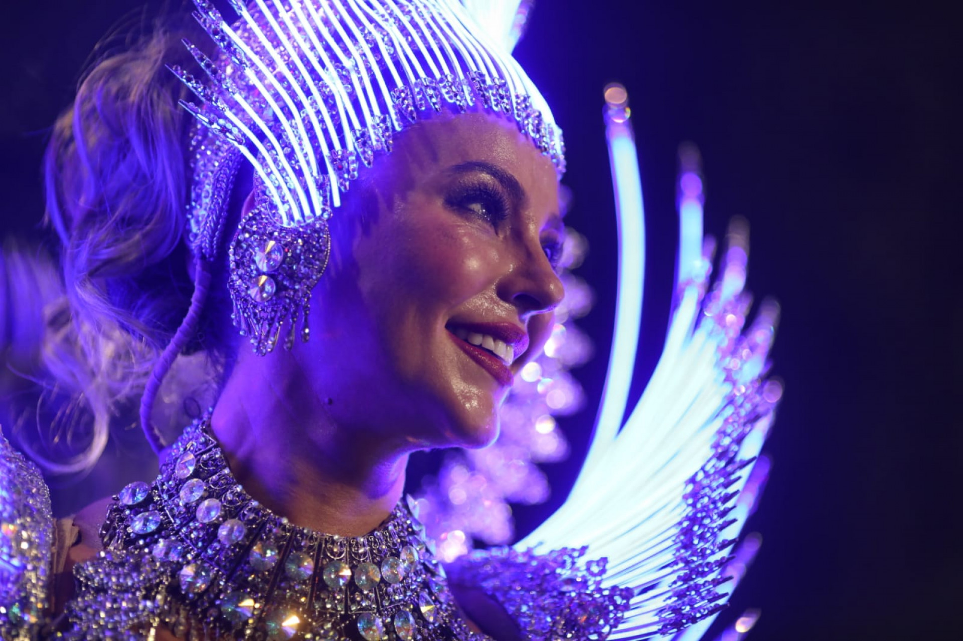 Paolla Oliveira levou o público ao delírio ao acender a fantasia de 'Lua Encantada' - Pedro Teixeira / Agência O Dia