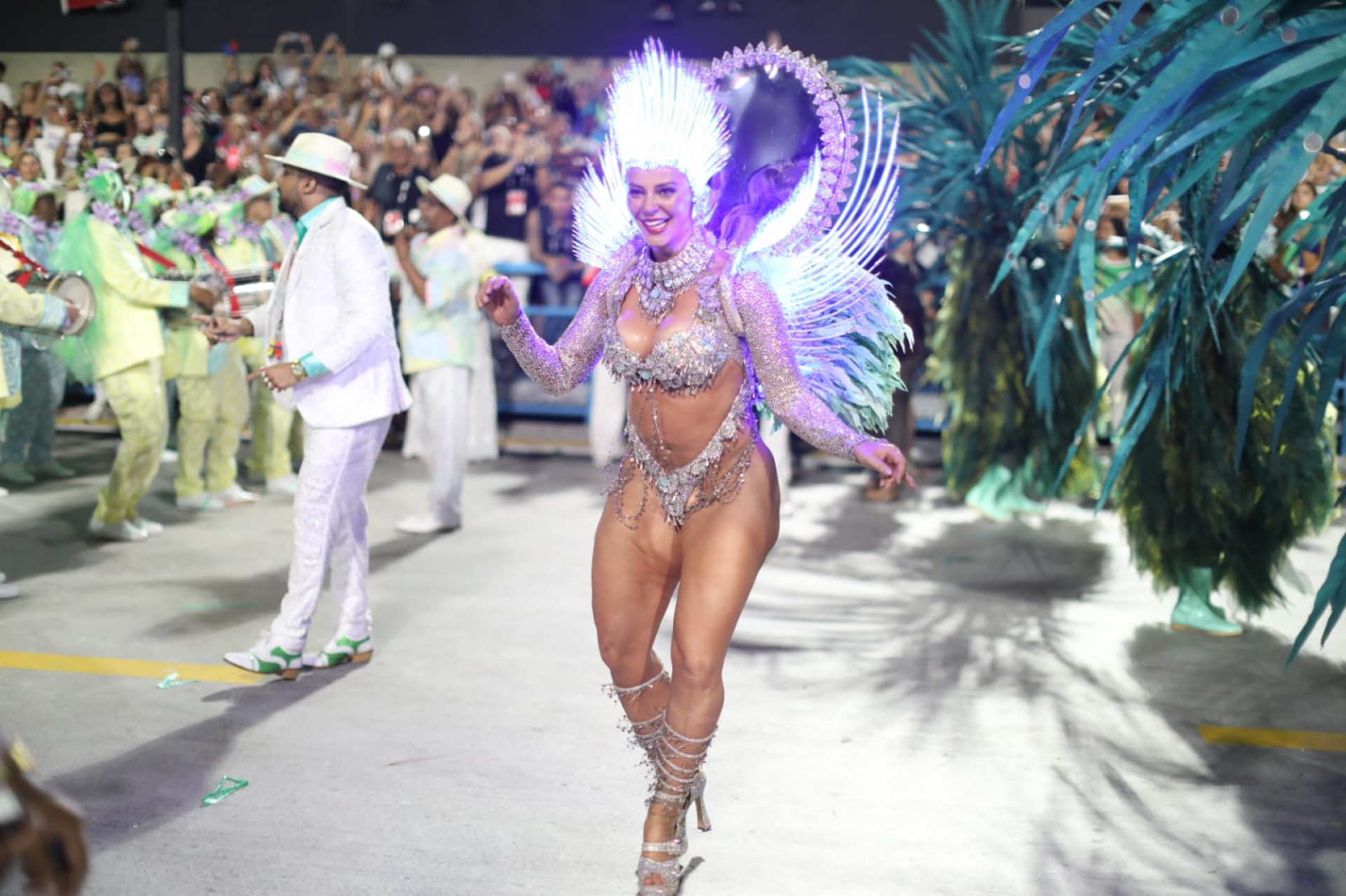 Paolla Oliveira levou o público ao delírio ao acender a fantasia de 'Lua Encantada' - Pedro Teixeira / Agência O Dia