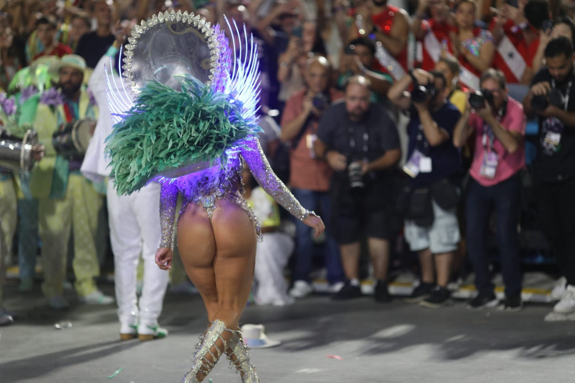 Paolla Oliveira levou o público ao delírio ao acender a fantasia de 'Lua Encantada' - Pedro Teixeira / Agência O Dia