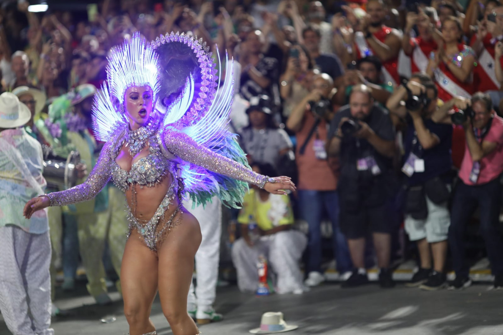 Paolla Oliveira levou o público ao delírio ao acender a fantasia de 'Lua Encantada' - Pedro Teixeira / Agência O Dia