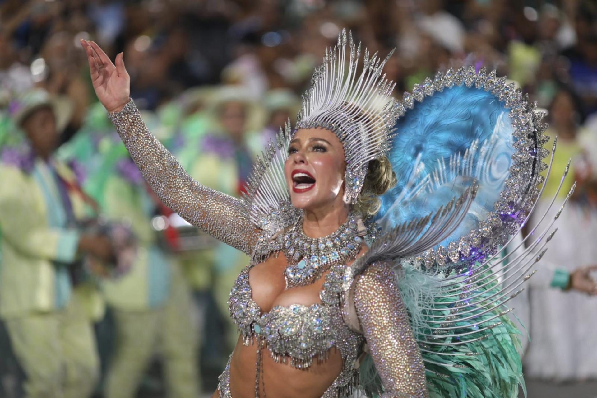 Paolla Oliveira levou o público ao delírio ao acender a fantasia de 'Lua Encantada' - Pedro Teixeira / Agência O Dia