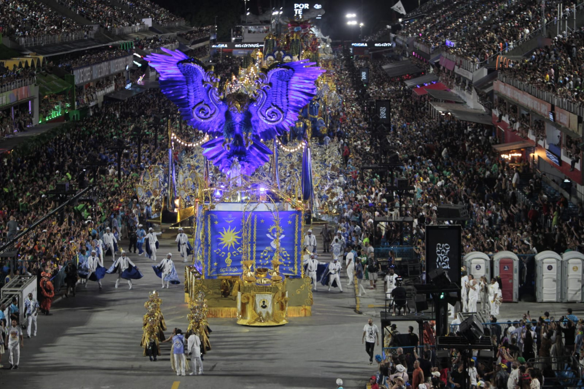 Portela desfilou na Sapucaí com homenagens ao cantor Milton Nascimento - Reginaldo Pimenta / Agência O Dia