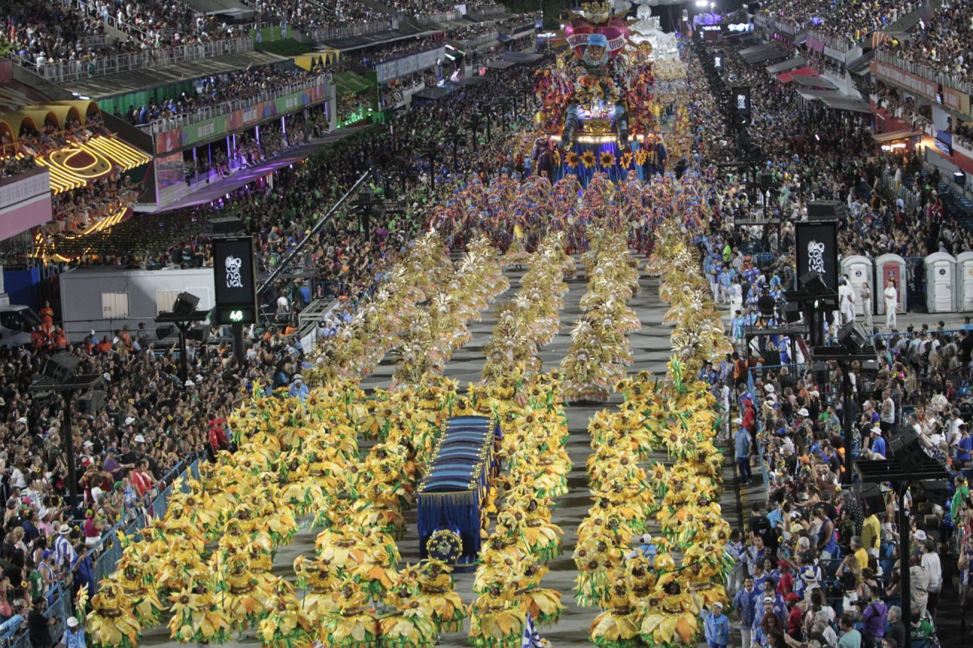 Portela desfilou na Sapucaí com homenagens ao cantor Milton Nascimento - Reginaldo Pimenta / Agência O Dia