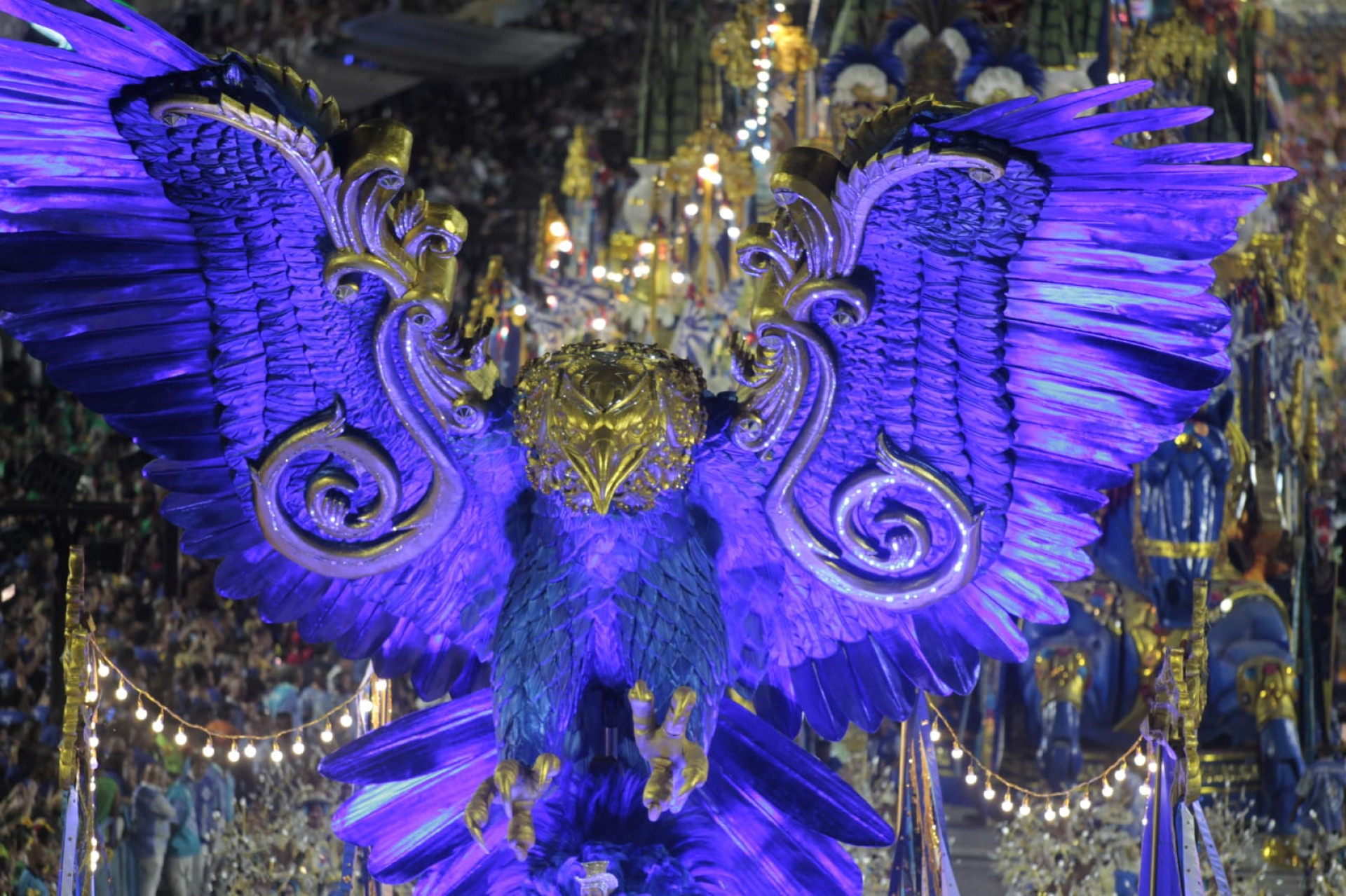 Portela desfilou na Sapucaí com homenagens ao cantor Milton Nascimento - Reginaldo Pimenta / Agência O Dia