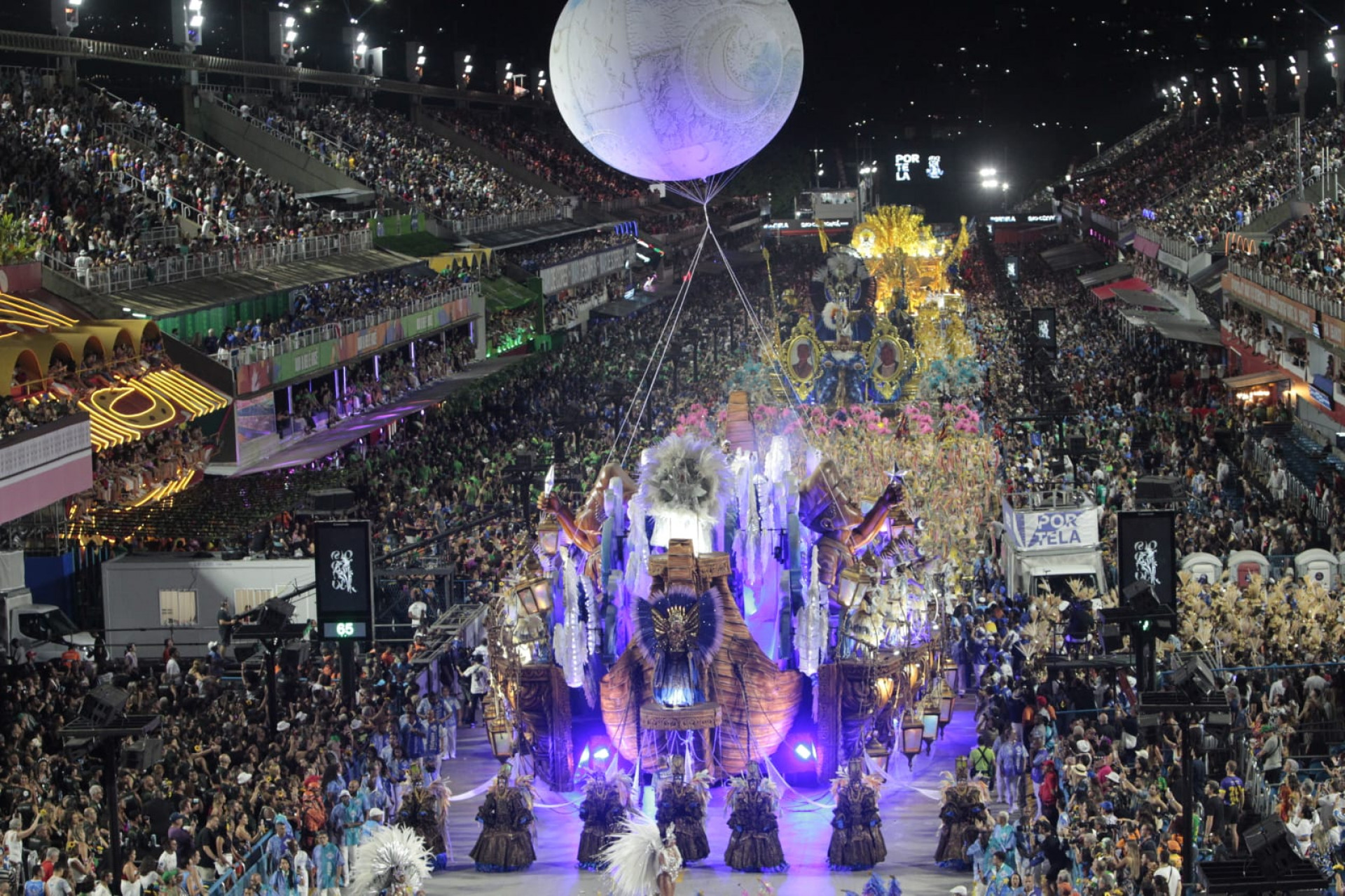 Portela desfilou na Sapucaí com homenagens ao cantor Milton Nascimento - Reginaldo Pimenta / Agência O Dia