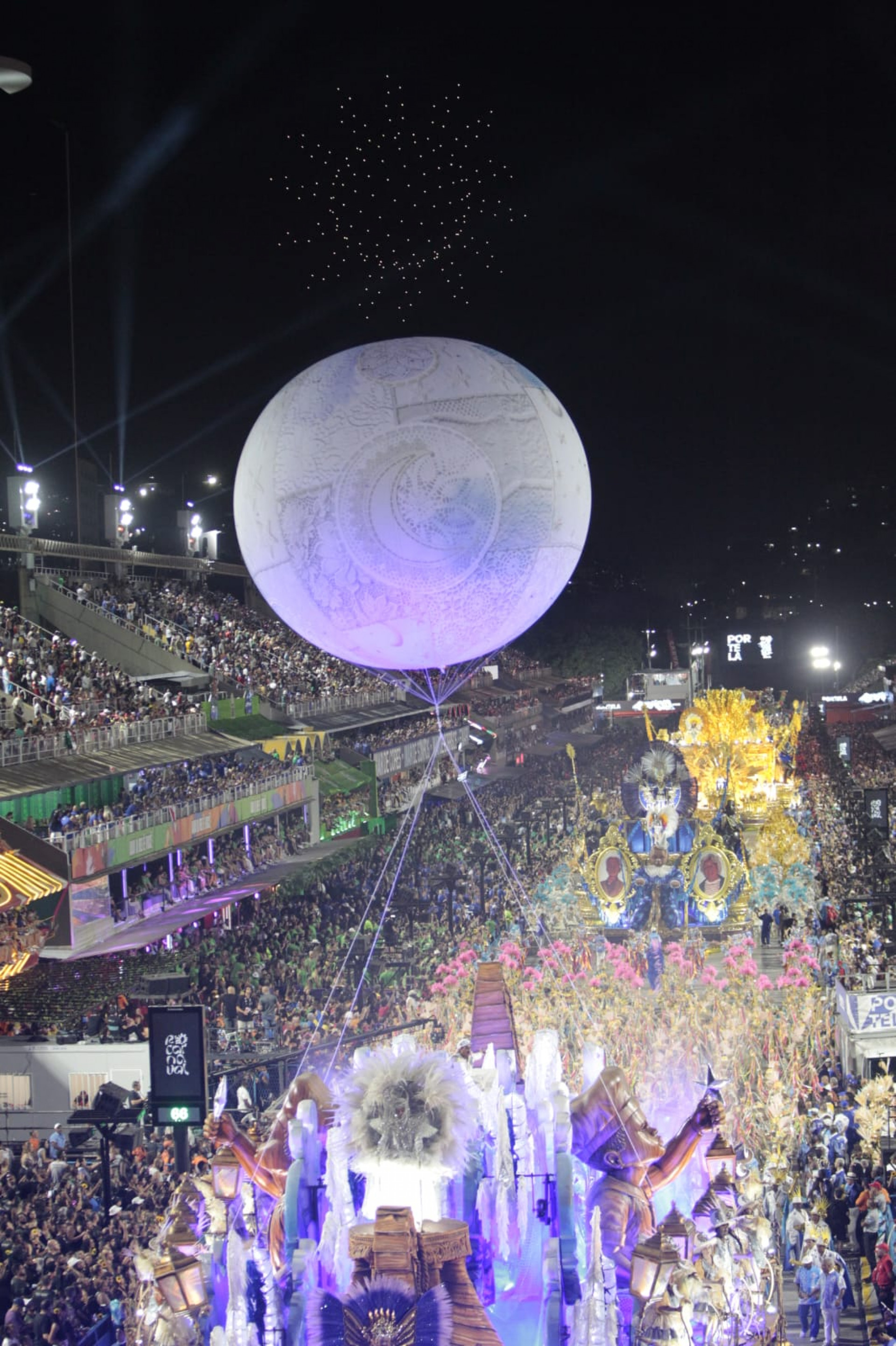Portela desfilou na Sapucaí com homenagens ao cantor Milton Nascimento - Reginaldo Pimenta / Agência O Dia