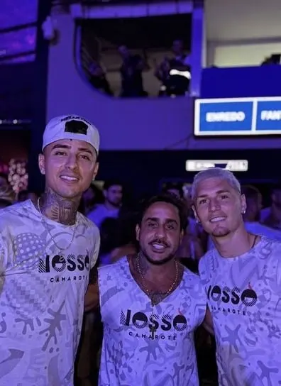 Erick Pulgar e Varela curtiram o Carnaval em camarote na Sapucaí