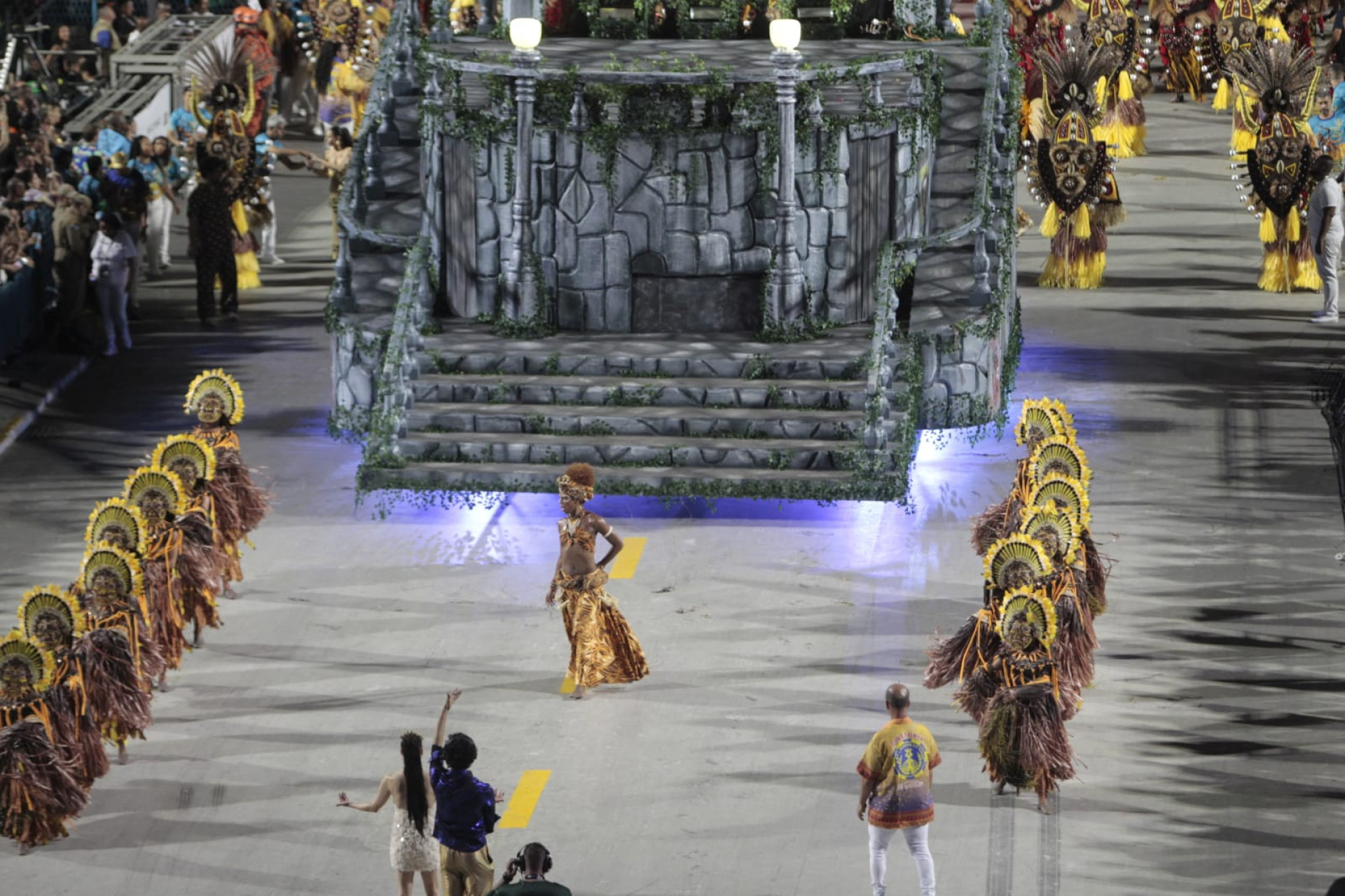 Para&iacute;so do Tuiuti contou a hist&oacute;ria da primeira travesti documentada do Brasil em desfile na Sapuca&iacute; - Reginaldo Pimenta / Ag&ecirc;ncia O Dia