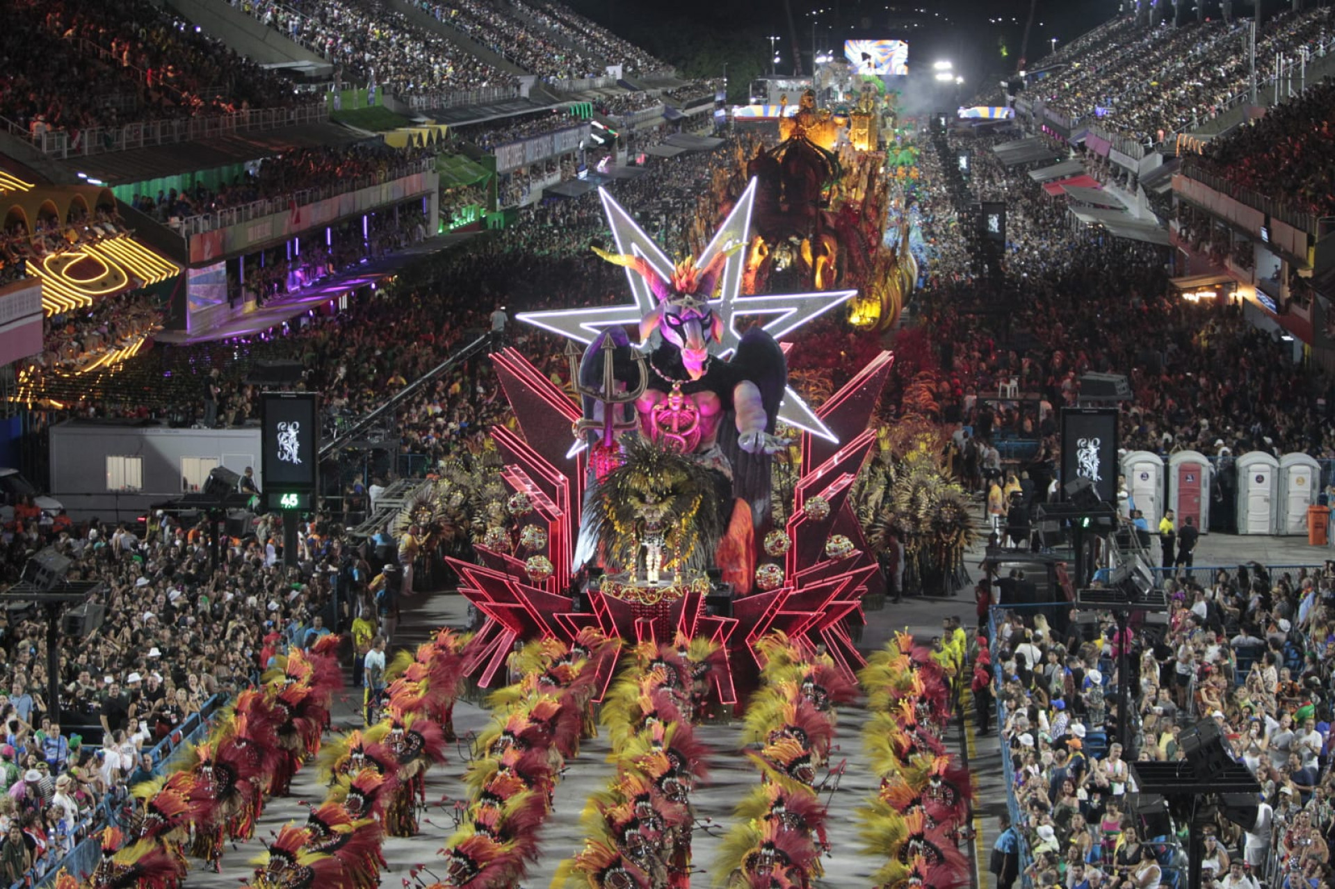 Para&iacute;so do Tuiuti contou a hist&oacute;ria da primeira travesti documentada do Brasil em desfile na Sapuca&iacute; - Reginaldo Pimenta / Ag&ecirc;ncia O Dia