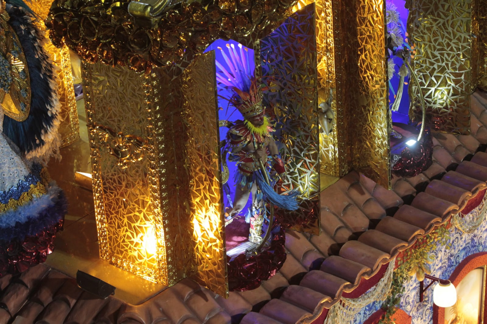 Para&iacute;so do Tuiuti contou a hist&oacute;ria da primeira travesti documentada do Brasil em desfile na Sapuca&iacute; - Reginaldo Pimenta / Ag&ecirc;ncia O Dia