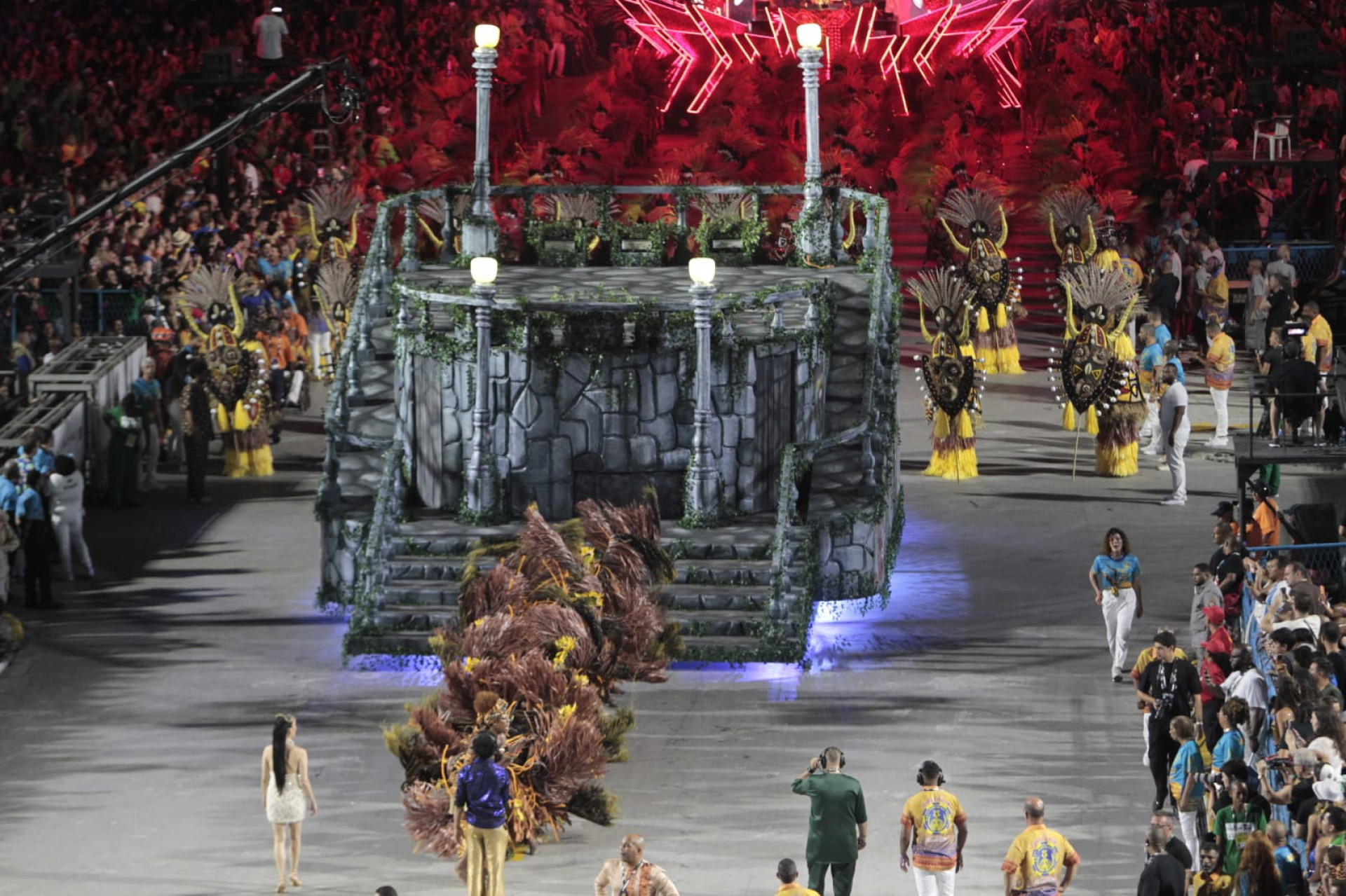 Para&iacute;so do Tuiuti contou a hist&oacute;ria da primeira travesti documentada do Brasil em desfile na Sapuca&iacute; - Reginaldo Pimenta / Ag&ecirc;ncia O Dia