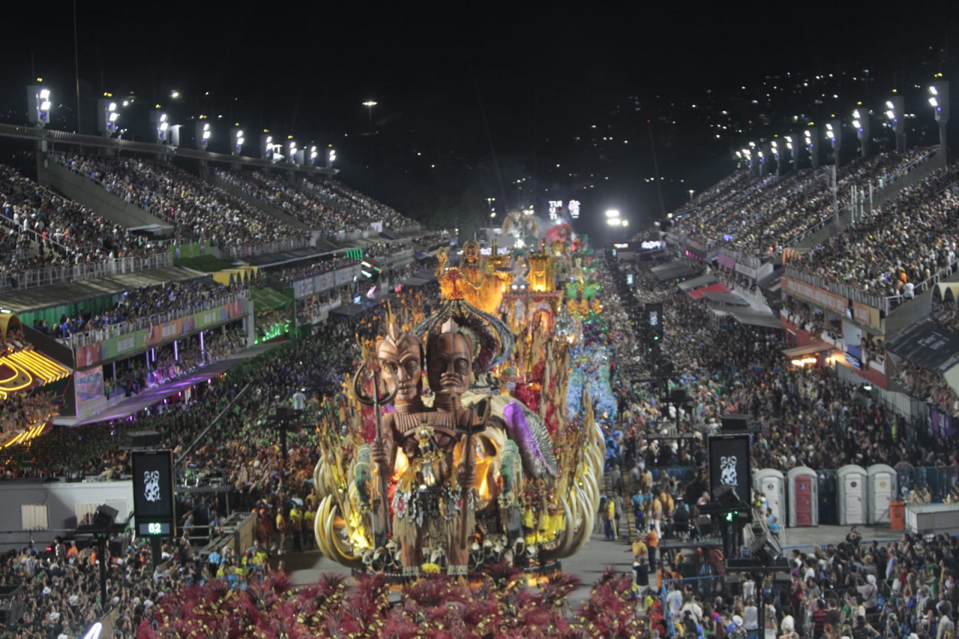 Para&iacute;so do Tuiuti contou a hist&oacute;ria da primeira travesti documentada do Brasil em desfile na Sapuca&iacute; - Reginaldo Pimenta / Ag&ecirc;ncia O Dia