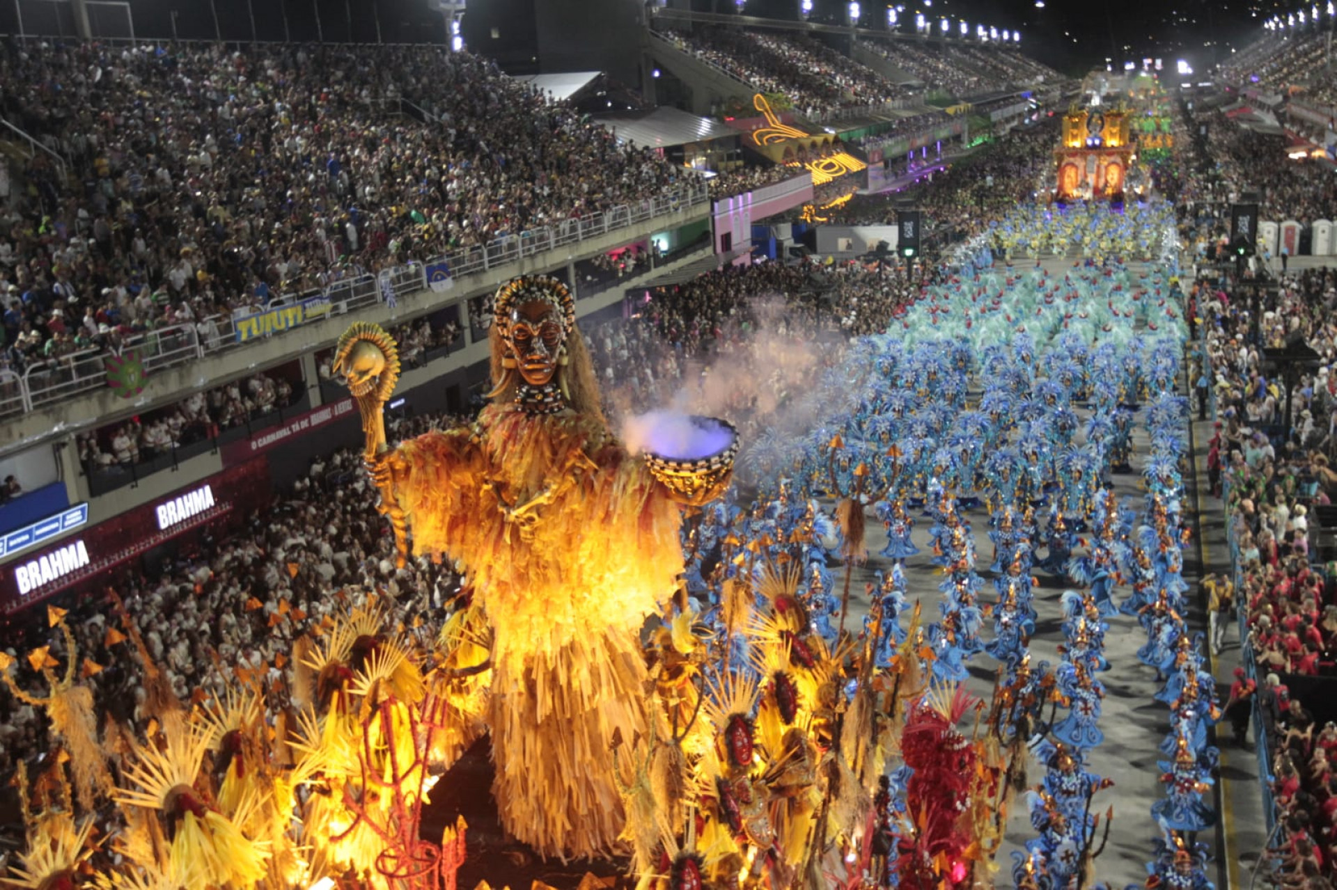 Para&iacute;so do Tuiuti contou a hist&oacute;ria da primeira travesti documentada do Brasil em desfile na Sapuca&iacute; - Reginaldo Pimenta / Ag&ecirc;ncia O Dia
