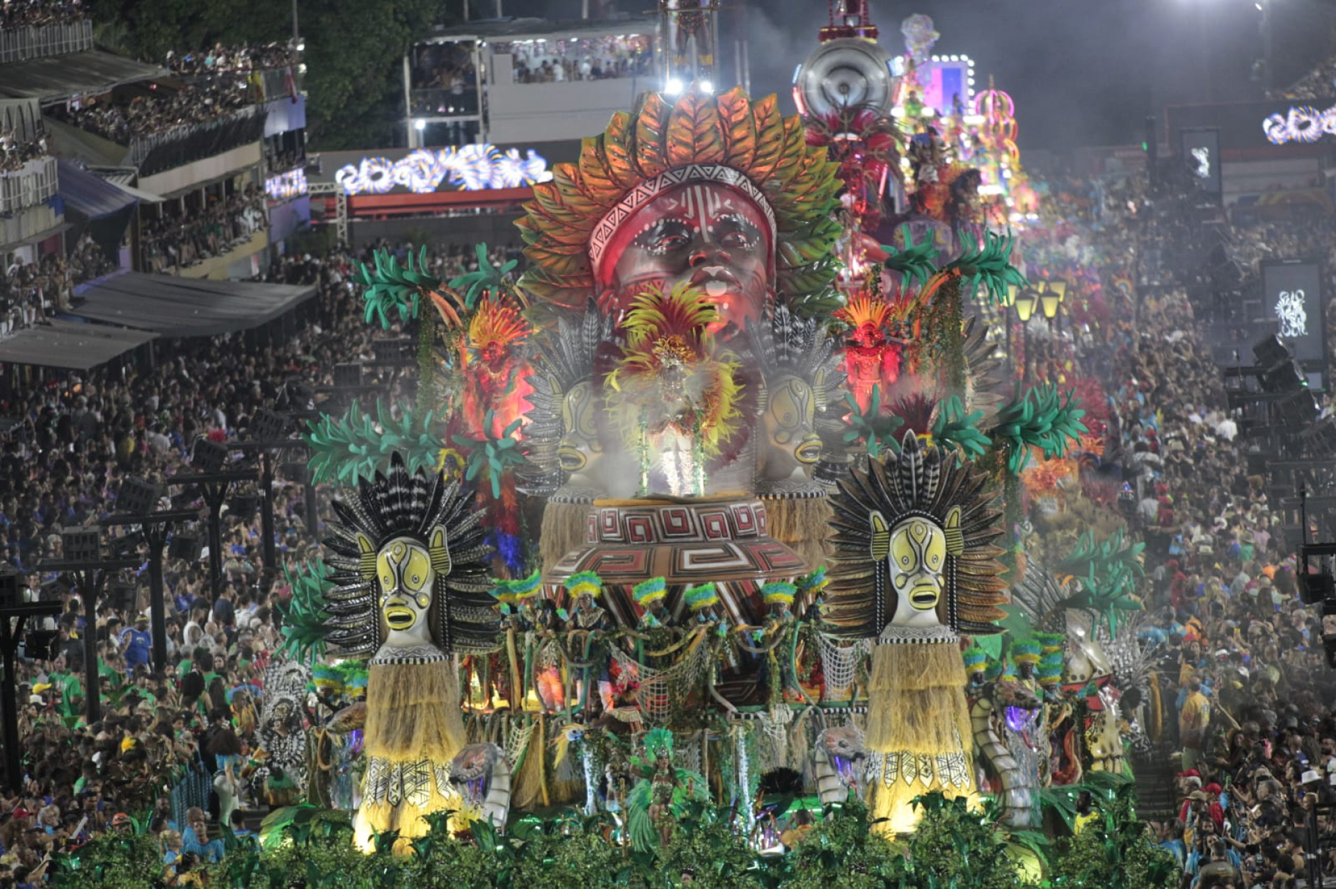 Para&iacute;so do Tuiuti contou a hist&oacute;ria da primeira travesti documentada do Brasil em desfile na Sapuca&iacute; - Reginaldo Pimenta / Ag&ecirc;ncia O Dia