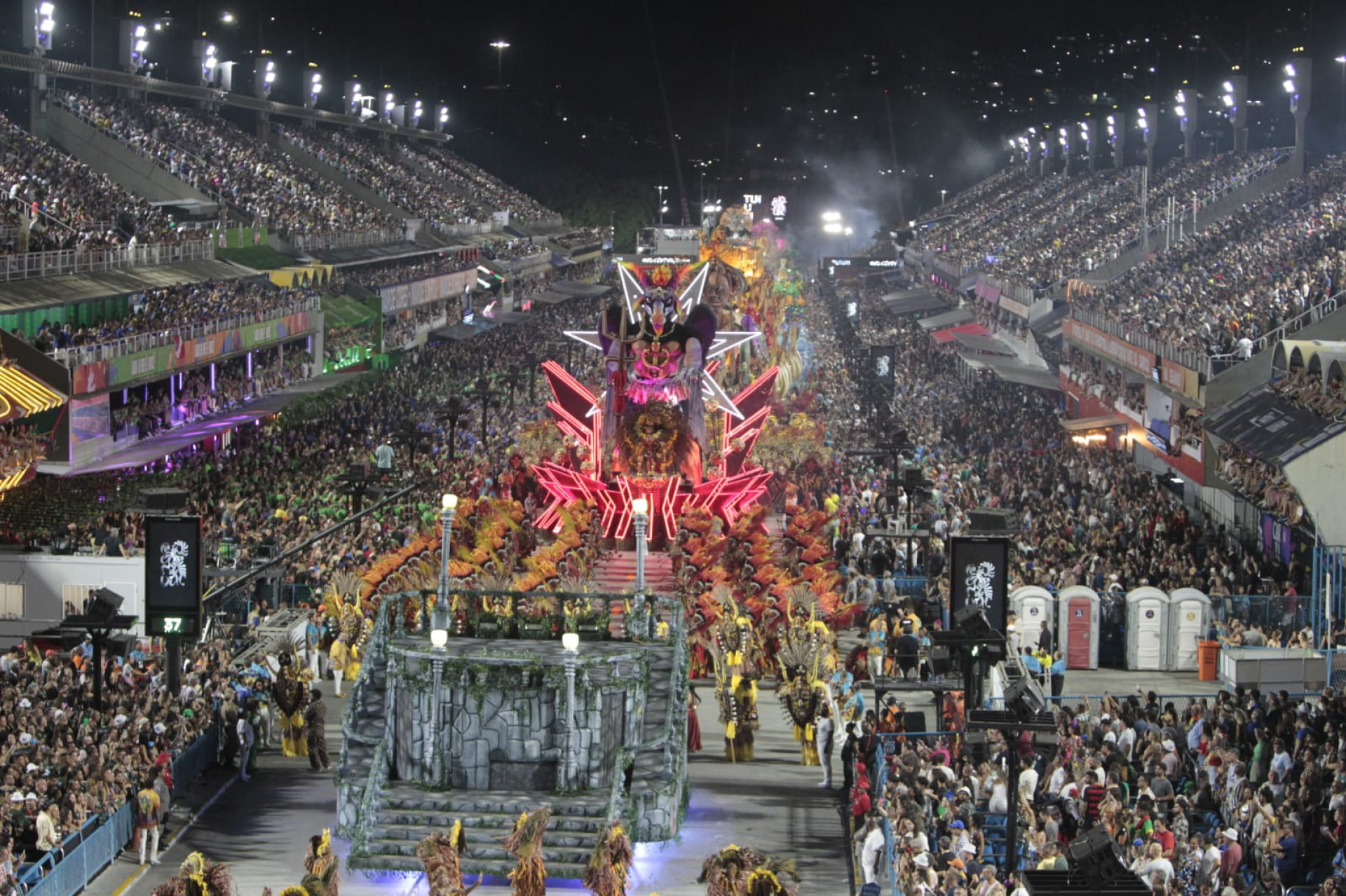 Para&iacute;so do Tuiuti contou a hist&oacute;ria da primeira travesti documentada do Brasil em desfile na Sapuca&iacute; - Reginaldo Pimenta / Ag&ecirc;ncia O Dia