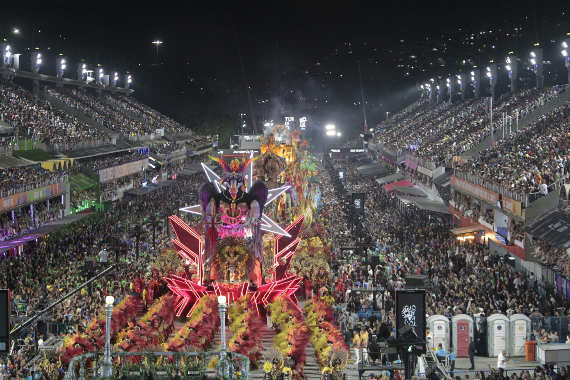 Para&iacute;so do Tuiuti contou a hist&oacute;ria da primeira travesti documentada do Brasil em desfile na Sapuca&iacute; - Reginaldo Pimenta / Ag&ecirc;ncia O Dia