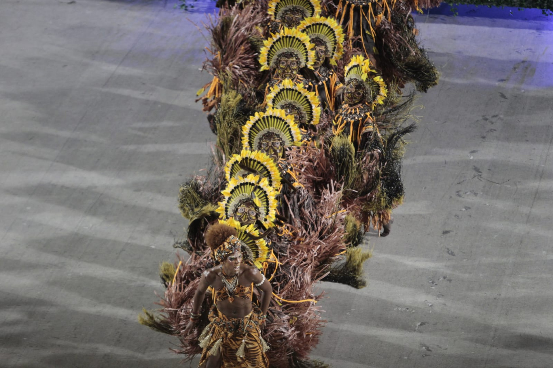 Para&iacute;so do Tuiuti contou a hist&oacute;ria da primeira travesti documentada do Brasil em desfile na Sapuca&iacute; - Reginaldo Pimenta / Ag&ecirc;ncia O Dia