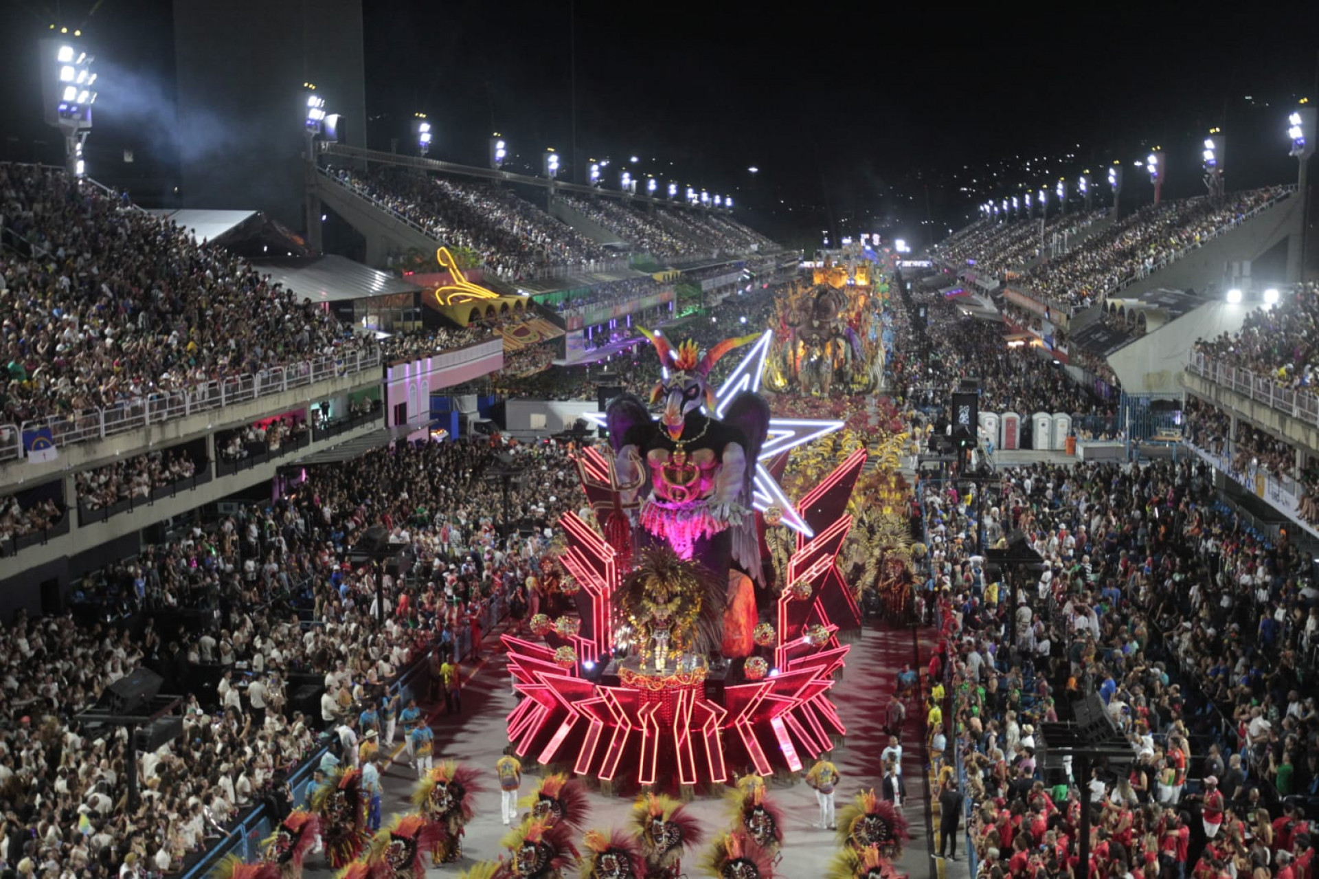Para&iacute;so do Tuiuti contou a hist&oacute;ria da primeira travesti documentada do Brasil em desfile na Sapuca&iacute; - Reginaldo Pimenta / Ag&ecirc;ncia O Dia