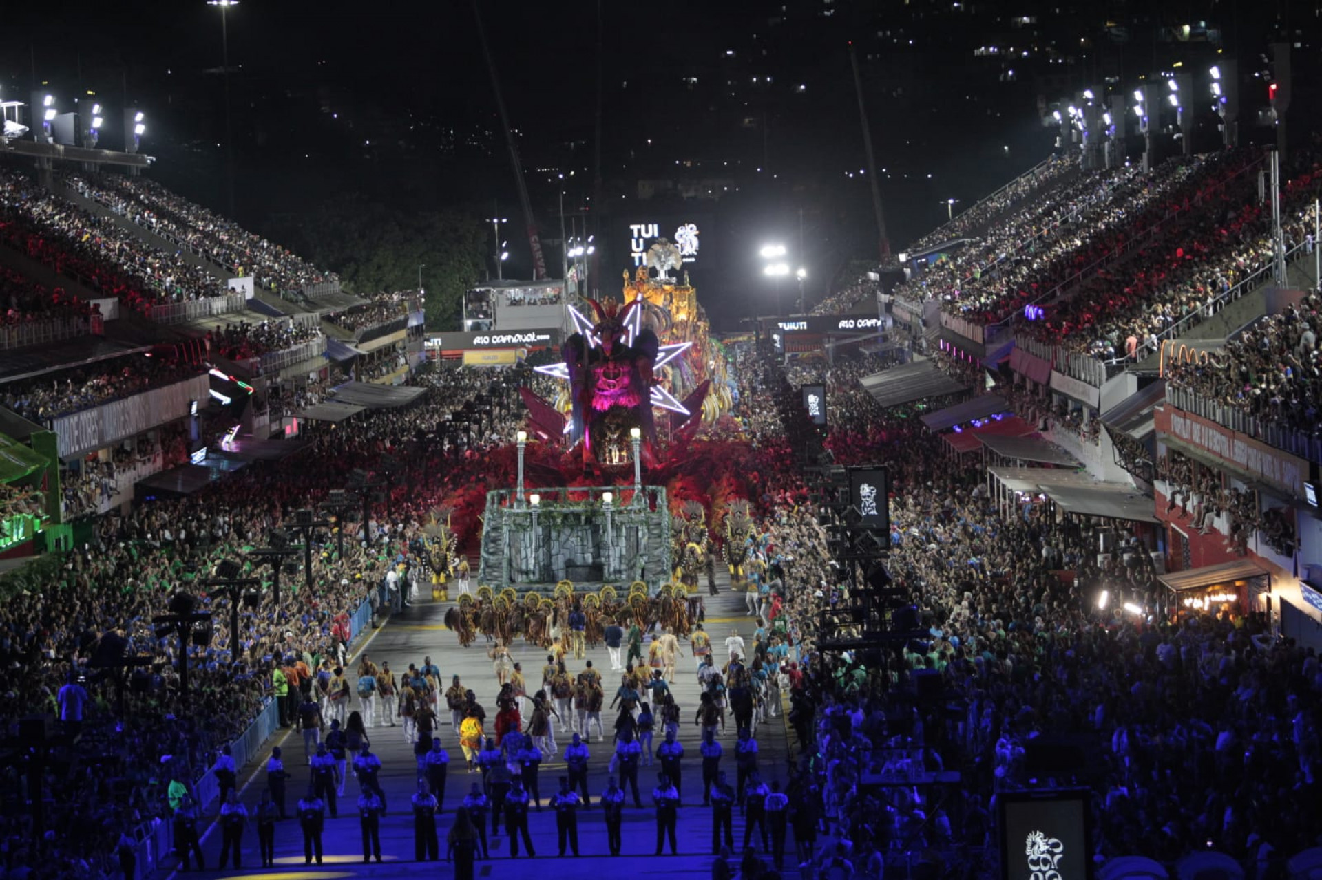 Para&iacute;so do Tuiuti contou a hist&oacute;ria da primeira travesti documentada do Brasil em desfile na Sapuca&iacute; - Reginaldo Pimenta / Ag&ecirc;ncia O Dia