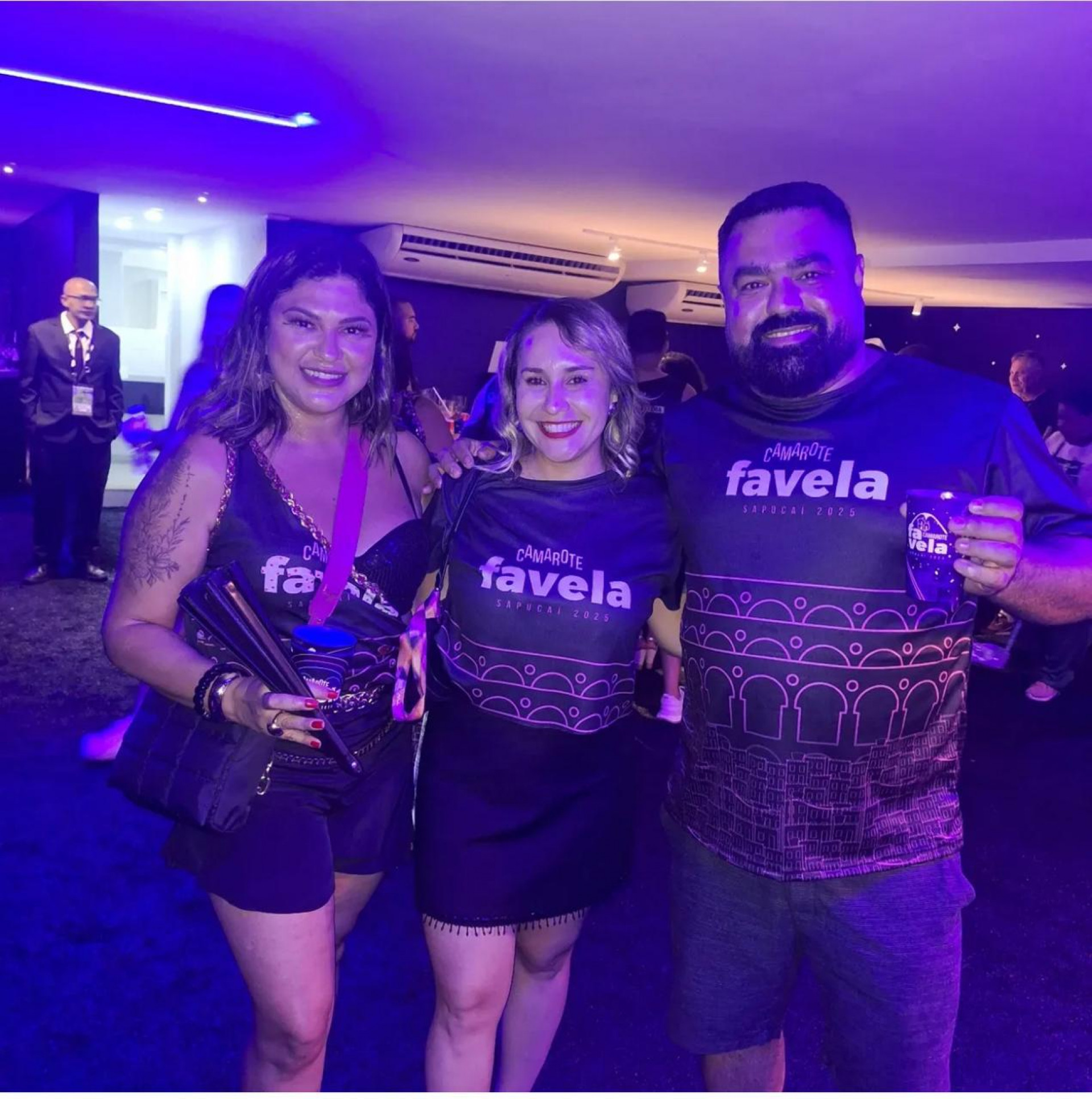 Daniela entre amigos na Marquês de Sapucaí