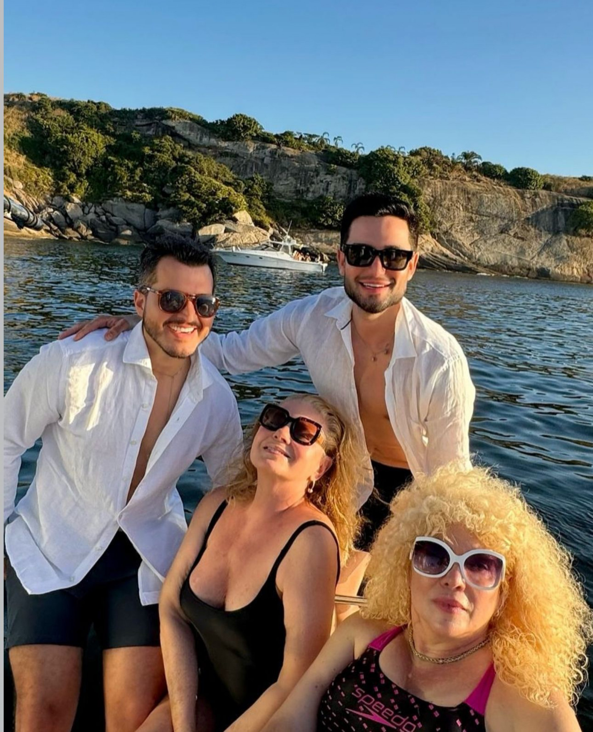 Vera Fischer curte passeio de barco com amigos - Reprodução Instagram