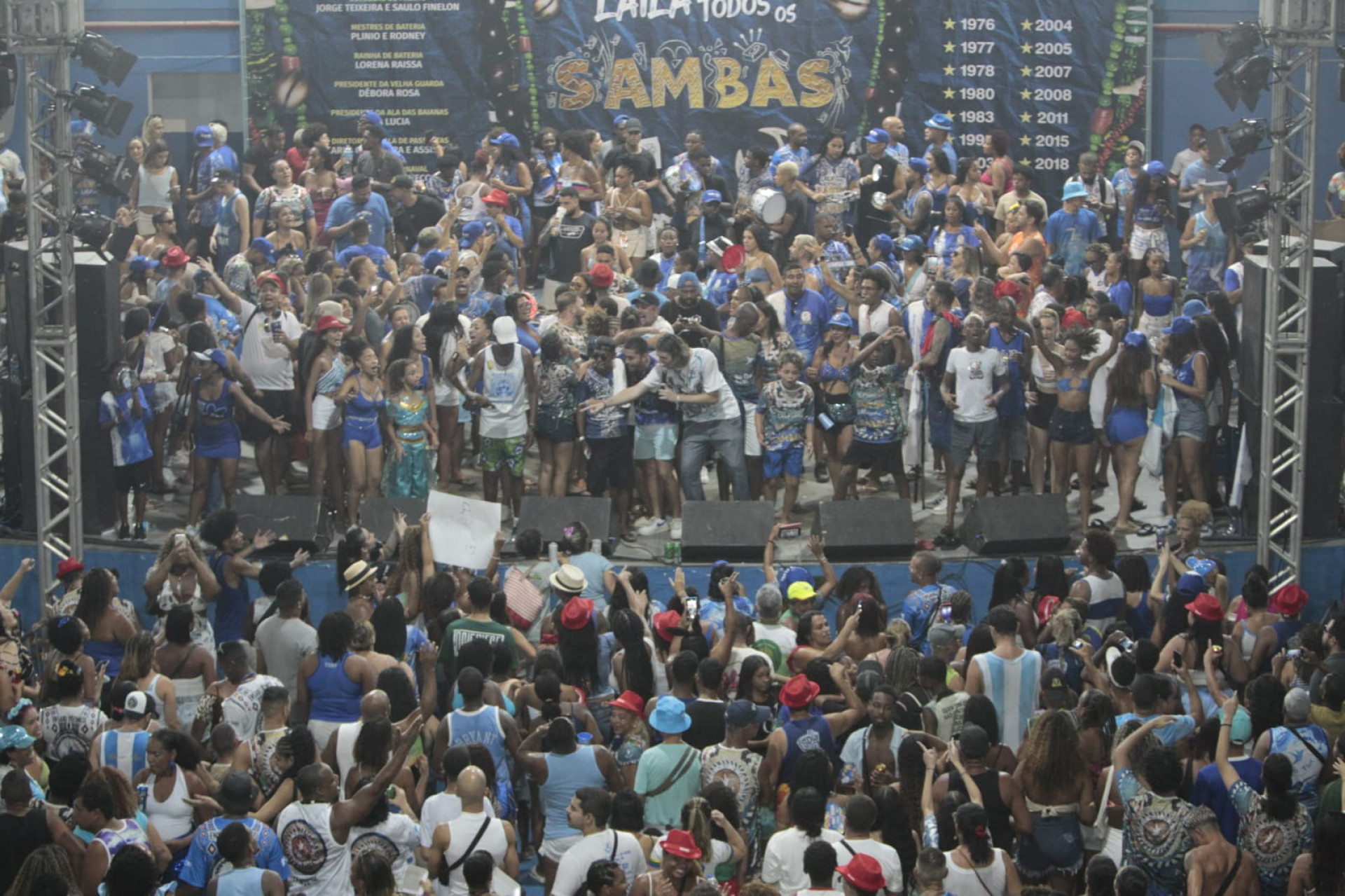 Foliões lotam a quadra da Beija-Flor para comemorar o título do Carnaval 2025 - Reginaldo Pimenta / Agência O Dia