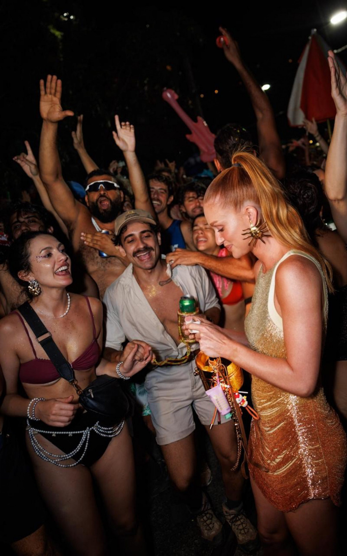 Marina Ruy Barbosa curte bloco de rua no Rio 