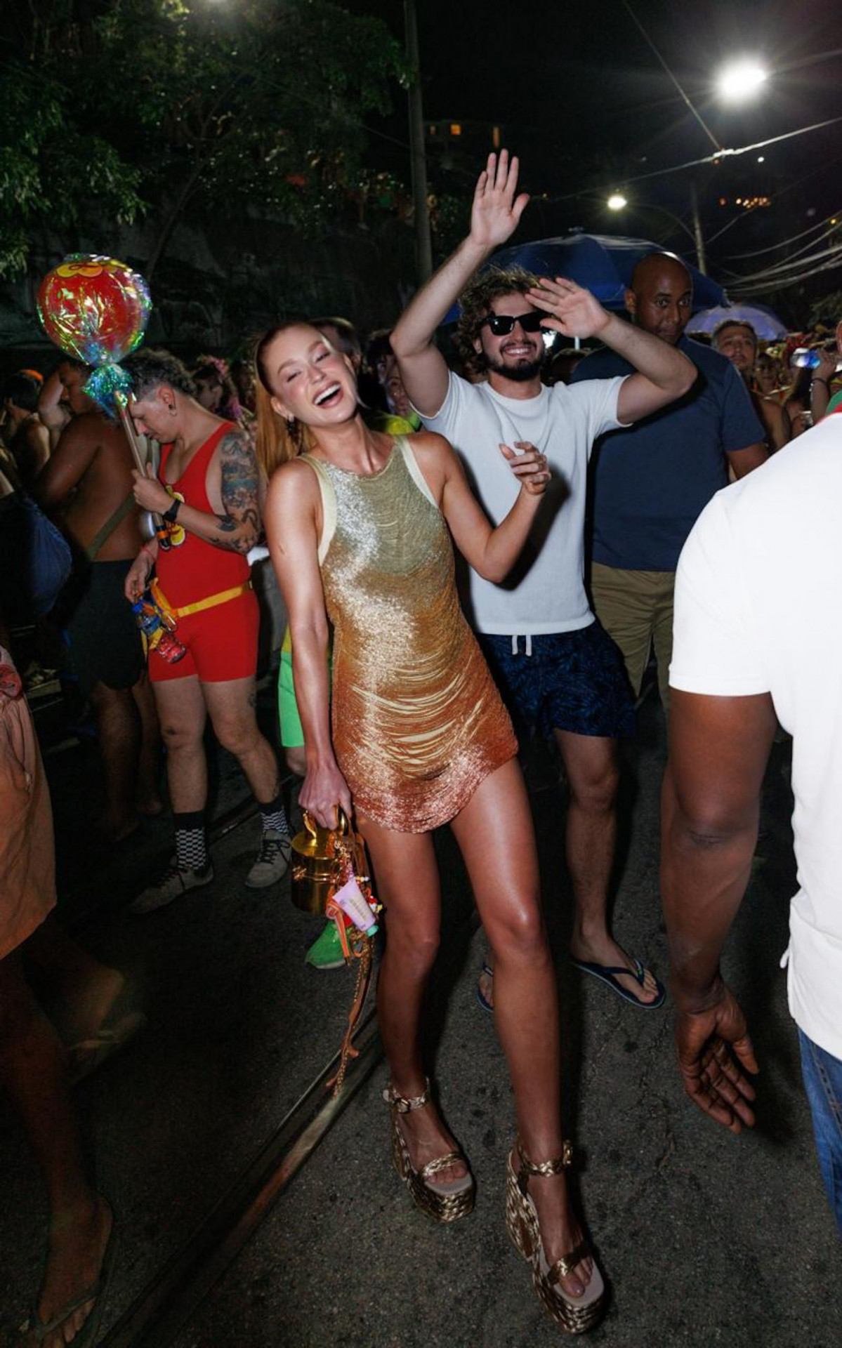 Marina Ruy Barbosa curte bloco de rua no Rio 