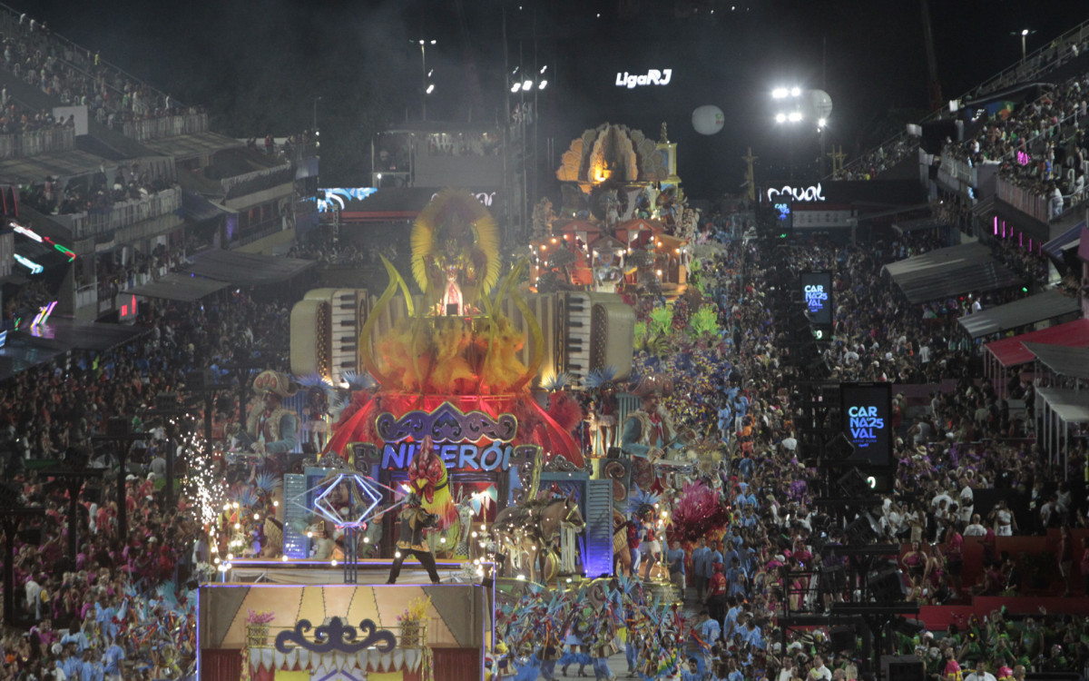 Desfile da Série Ouro Carnaval 2025 - Desfile da G.R.E.S Acadêmicos de Niterói, na Avenida Marquês de Sapucaí, no Centro do Rio de Janeiro, neste sábado (01).