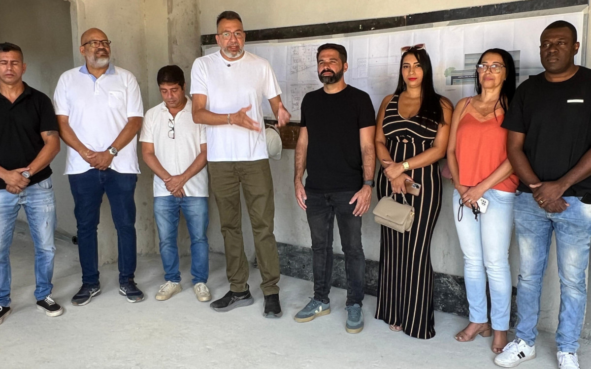 Prefeito Marcio Canella (4º à esquerda para a direita) visitou as obras do Hospital Municipal