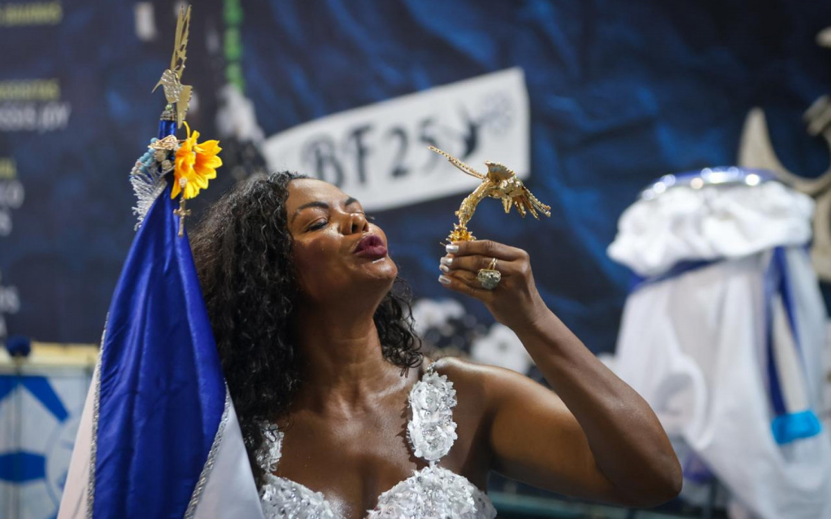 Selminha Sorriso comemorando t&iacute;tulo da Beija-Flor