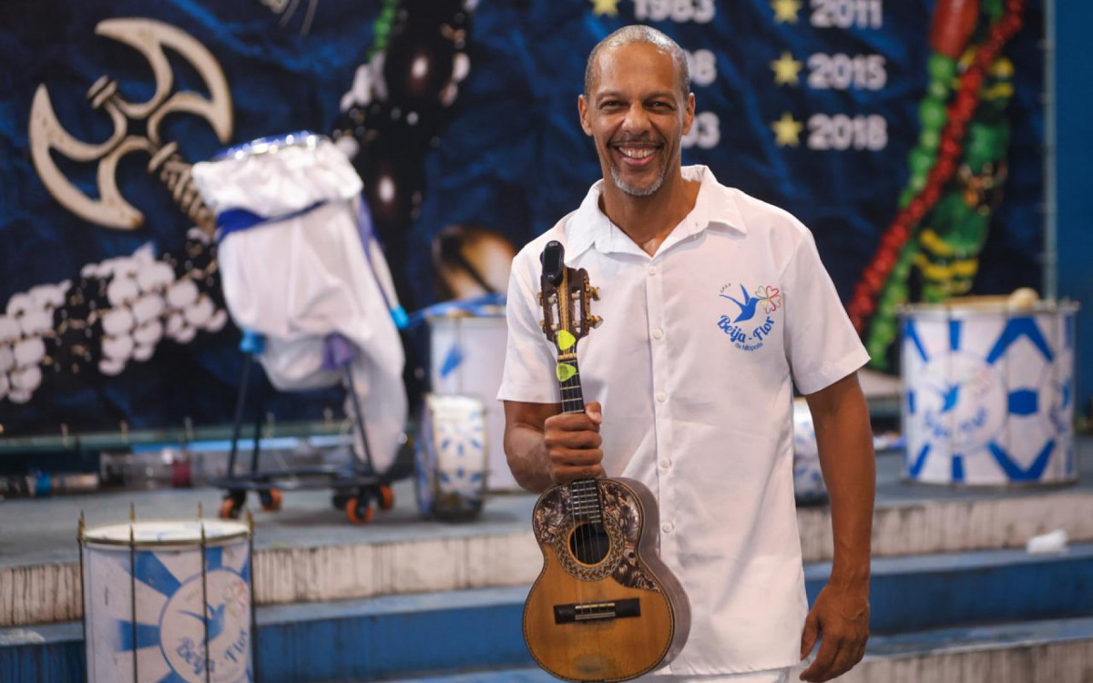 Diretor musicial Betinho Santos comemorando t&iacute;tulo da Beija-Flor