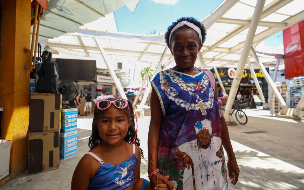 Orgulhosas, a v&oacute; e neta Carmem L&iacute;dia e Katarina&nbsp;Helena comemoraram o t&iacute;tulo da Beija-Flor