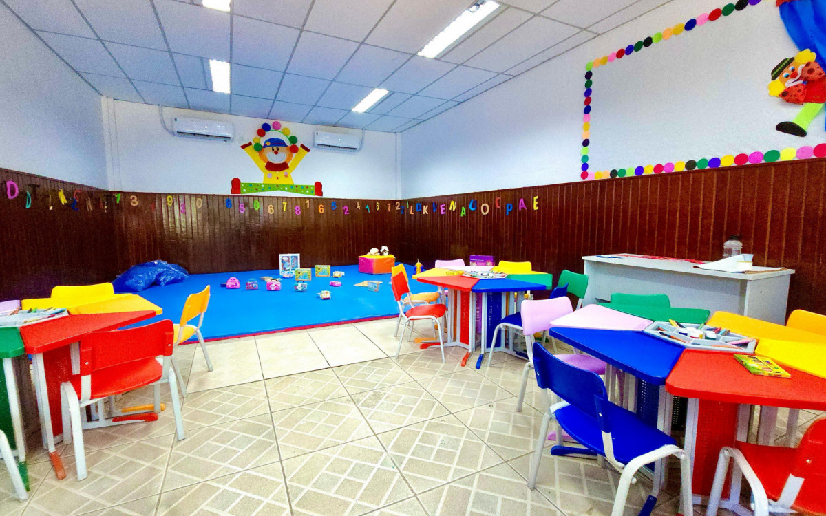 A nova creche conta com sete salas de aulas climatizadas, parquinho, chuveirão, piscina de bolinha, brinquedos psicomotores e muito mais, a unidade atenderá crianças de um a três anos