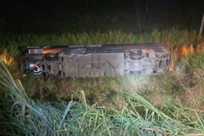 Ônibus cai em ribanceira e deixa um morto e 25 feridos ao sair do Rio