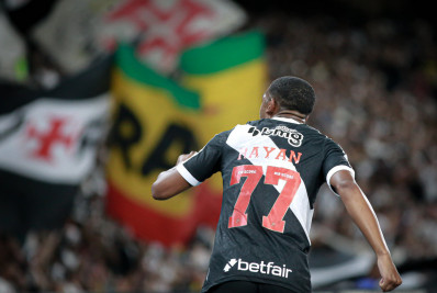 Rayan ganha vaga e vira opção no setor ofensivo do Vasco