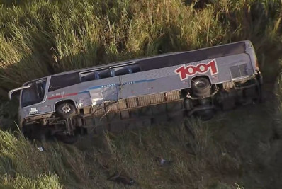 Ônibus cai em ribanceira, mata adolescente e deixa 26 feridos