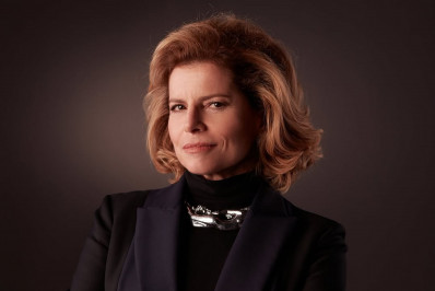 Débora Bloch divulga foto caracterizada de Odete Roitman