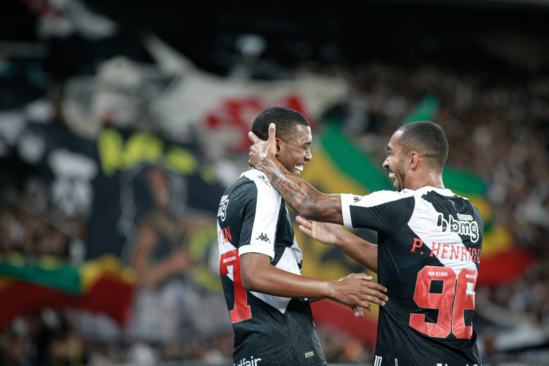 Rayan, à esquerda, e Paulo Henrique, à direita, comemoram gol do Vasco - Matheus Lima/Vasco