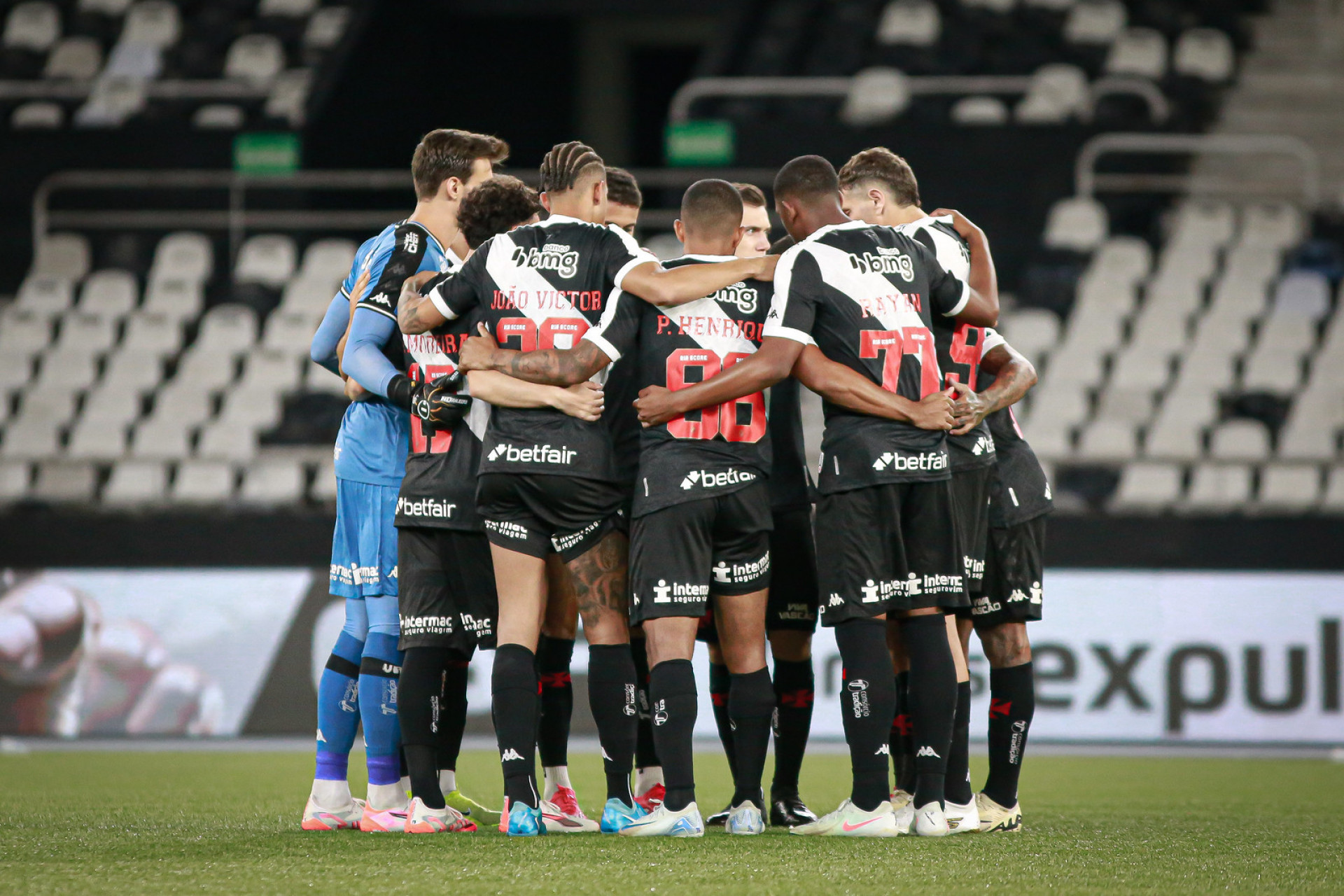 Jogadores do Vasco reunidos no gramado antes da partida contra o Nova Iguaçu - Matheus Lima/Vasco