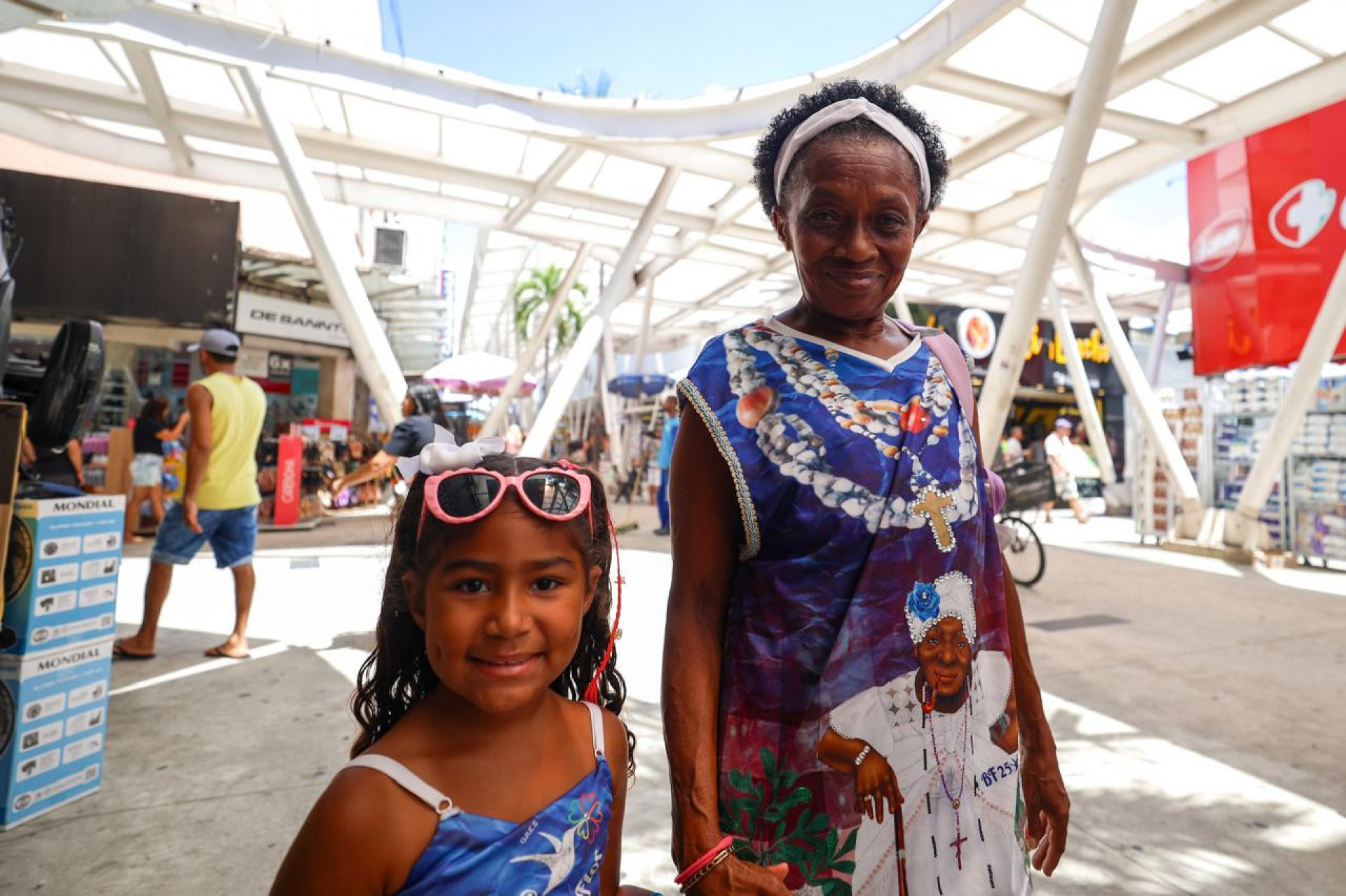 Orgulhosas, a vó e neta Carmem Lídia e Katarina Helena comemoraram o título da Beija-Flor - Renan Areiais/Agência O DIA