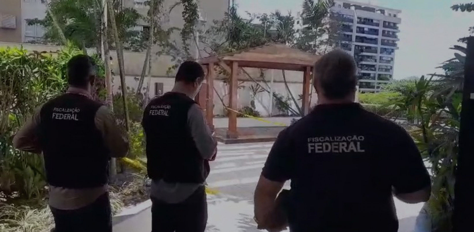 Fiscais do Crea-RJ em vistoria no local da tragédia, no Recreio dos Bandeirantes, nesta quinta-feira (6) - Divulgação/Crea-RJ