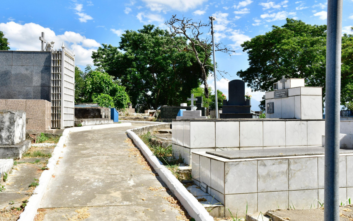 Muitas sepulturas, jazigos e carneiras estavam com as estruturas danificadas