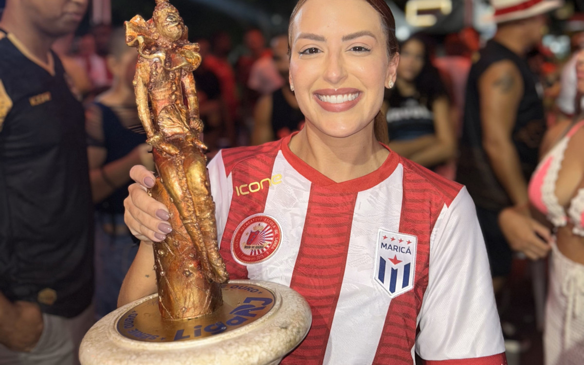 Gabriela e o trof&eacute;u de quinta colocada da Uni&atilde;o de Maric&aacute; na S&eacute;rie Ouro - Fernanda Martins 