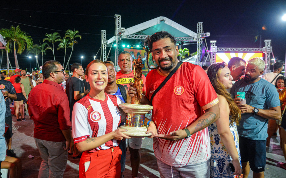 Gabriela Lopes Siqueira e o mestre de bateria da Uni&atilde;o de Maric&aacute;, Paulinho Esteves - Caio Henrique - Uni&atilde;o de Maric&aacute;