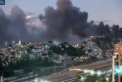 Vídeo: incêndio atinge galpão na Gamboa e levanta coluna fumaça 
