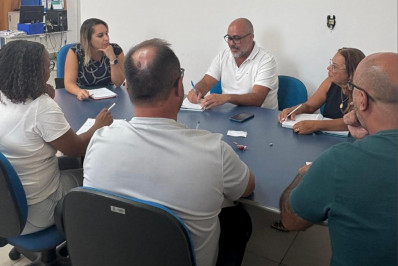 Prefeita de Araruama, Daniela Soares, se reúne com equipe da secretaria de Saúde